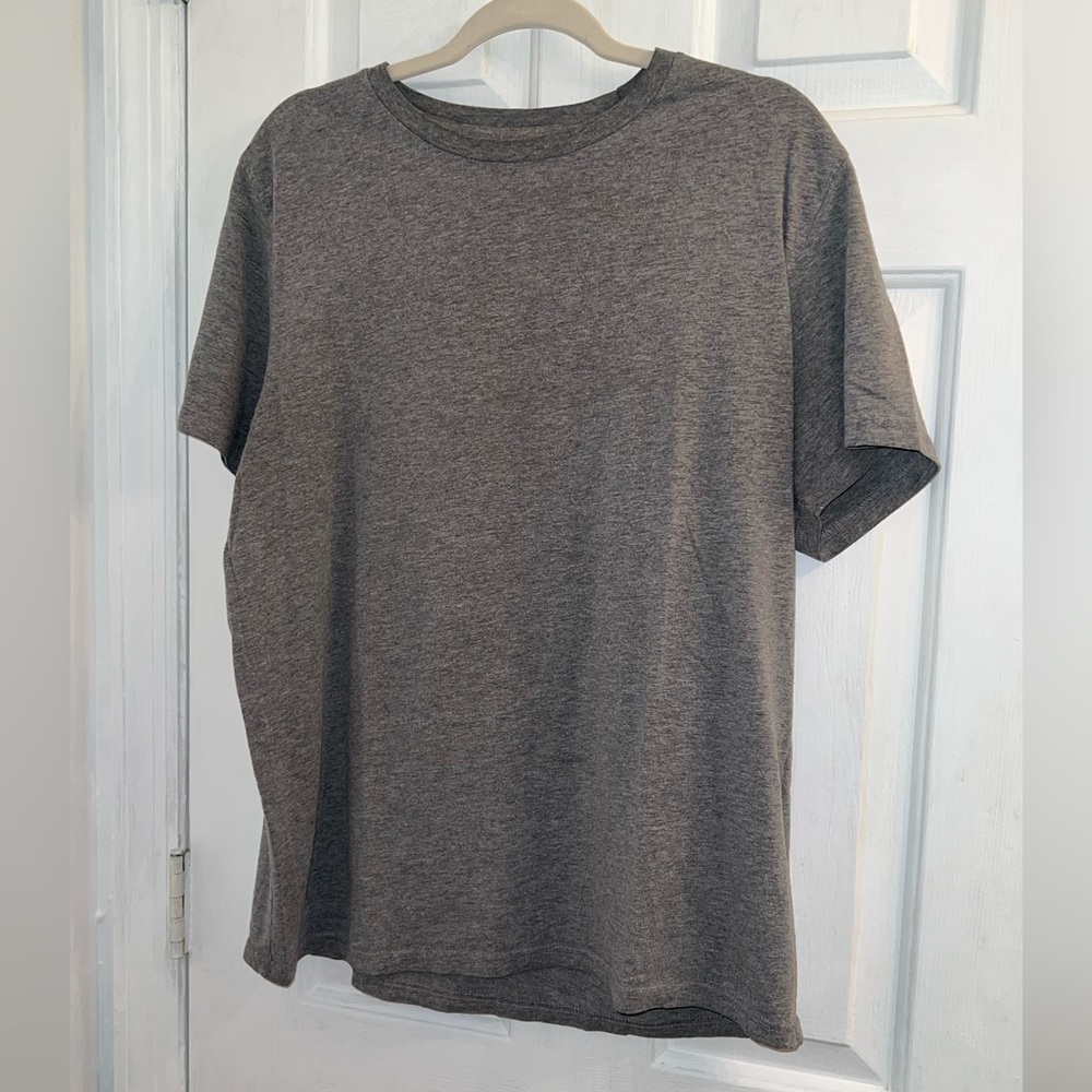 Size XL extra large gray crew neck short sleeve shirt